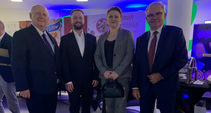 Podczas gali konkursu; od lewej: Stanisław Cabaj - prezes Mateo, Bartosz Czarnecki - kierownik biura prawnego Mateo, Agata Berek-Buch - prezes Verda Vivo i Wiesław Wójcik - dyrektor ds. handlowych Mateo..