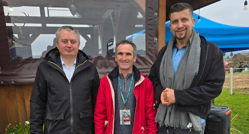 Wojciech Samborski (w środku) wywalczył mandat radnego Rady Miejskiej w Brzostku. Na zdjęciu z wicewojewodą Tomaszem Lorencem (z lewej) oraz dyrektorem Wydziału Środowiska i Rolnictwa w Podkarpackim Urzędzie Wojewódzkim w Rzeszowie Krzysztofem Kosińskim (z prawej).
