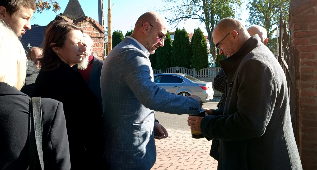 W zeszłym roku dochód z kwesty przeznaczony był na remont grobowca ks. Eugeniusza Wolskiego. Na zdjęciu z puszką Przemysław Wojtys, dyrektor ZOZ w Dębicy. 