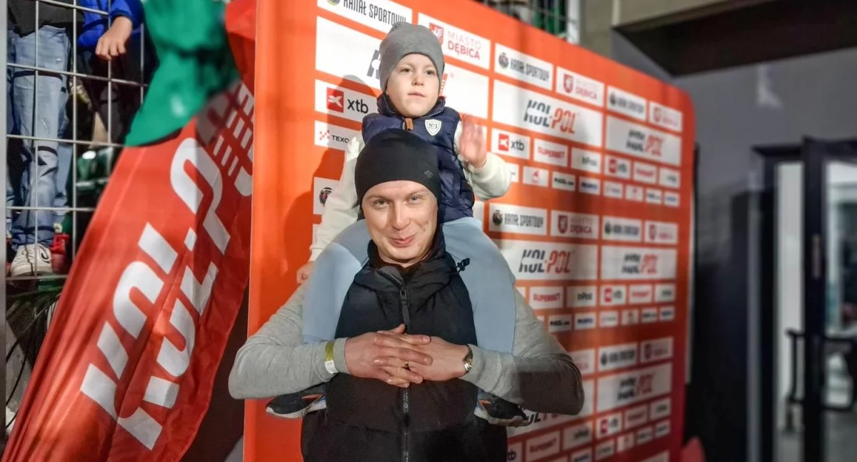 Krystian Klekot ze swoim tatą Stefanem podczas meczu pomiędzy KS All Stars a Dębica Legends.
