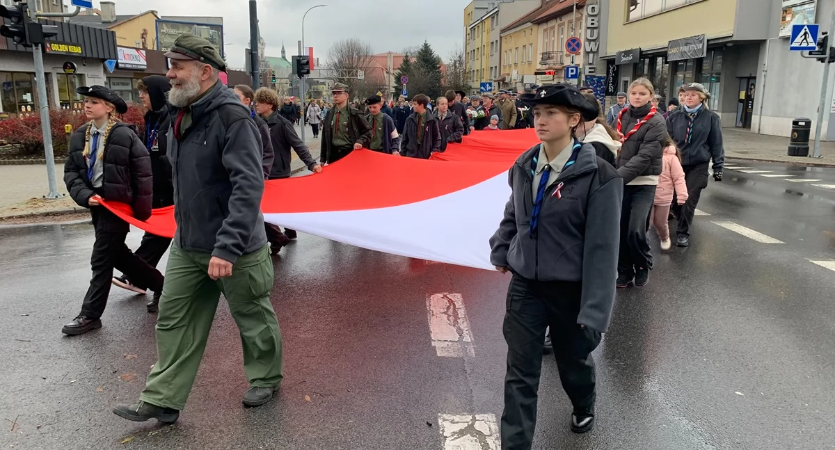 Dębiccy harcerze w przemarszu z kościoła św. Jadwigi na Rynek