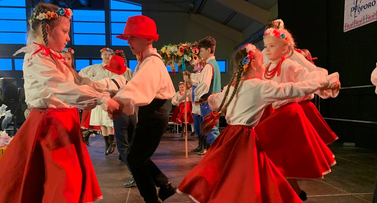Występ jednej z grup dziecięco-młodzieżowych podczas jubileuszowego koncertu.