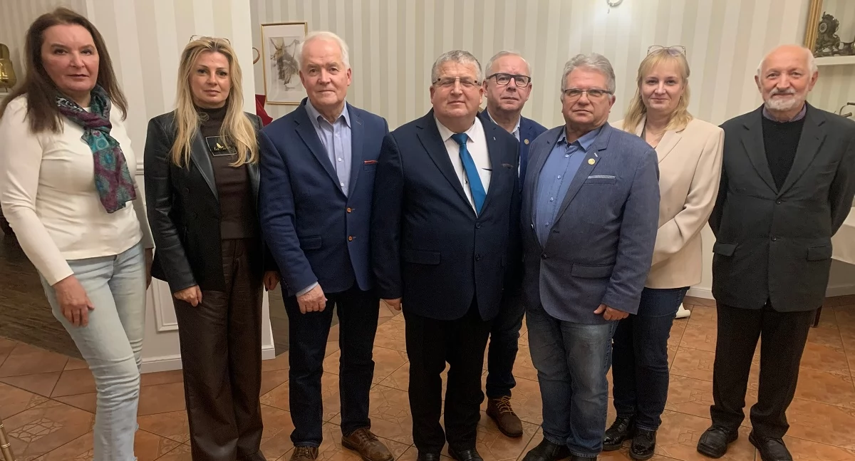 Od lewej: Alicja Targoń-Śliwa, Iwona Przydzielska, Stanisław Chmura, Kazimierz Mazur, Janusz Bieniasz, Jacek Dymityrowski, Dorota Lauria-Zalasińska, Piotr Śmietana.