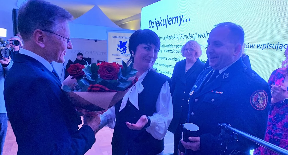 Podziękowania za współpracę dla prezesa PAFW Jerzego Koźmińskiego przekazali m.in. Agata Wiater - działaczka grupy Razem dla Nagawczyny i Marcin Świerk - prezes OSP Straszęcin