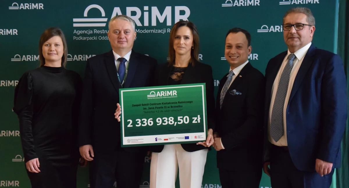 Na zdjęciu od lewej: zastępca kierownika biura powiatowego ARiMR Magdalena Zygmunt, wicewojewoda podkarpacki Tomasz Lorenc, dyrektor ZS CKR w Brzostku Katarzyna Grygiel, kierownik biura powiatowego ARiMR Daniel Wójcik oraz Błażej Borowiec - dyrektor Podkarpackiego Oddziału Regionalnego ARiMR w Rzeszowie.