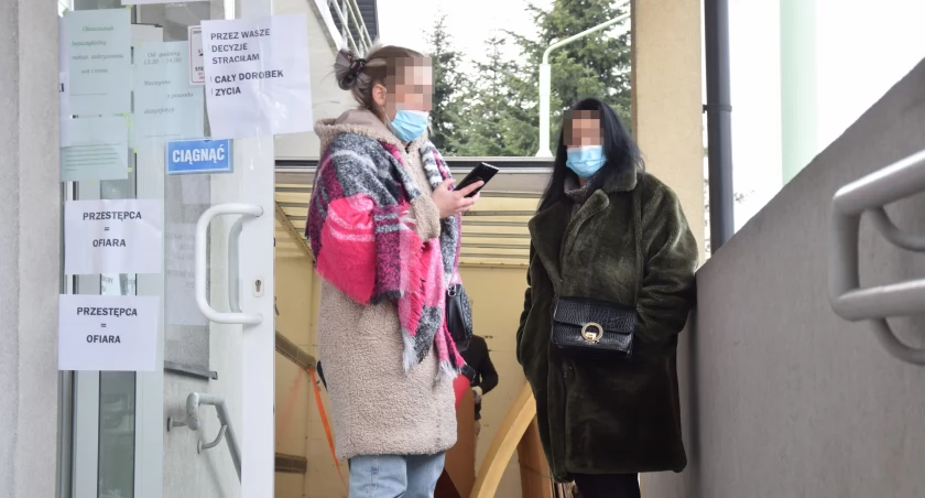 Małgorzata K. i jej córka, również Małgorzata podczas jednego z protestów przed dębicką prokuraturą.