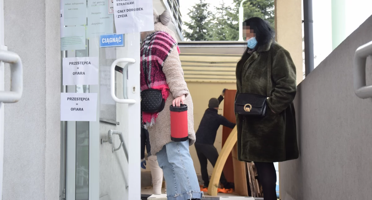 74-letnia Małgorzata K. (z prawej) wraz z córką, również Małgorzatą podczas protestu przed dębicką prokuraturą.
