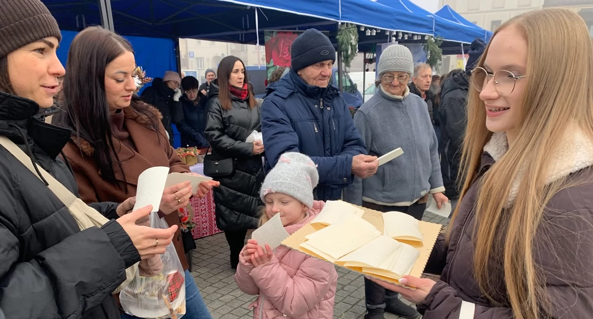 Na rynku w Pilźnie nie zabrakło opłatków, którymi łamali się uczestnicy Jarmarku Bożonarodzeniowego.