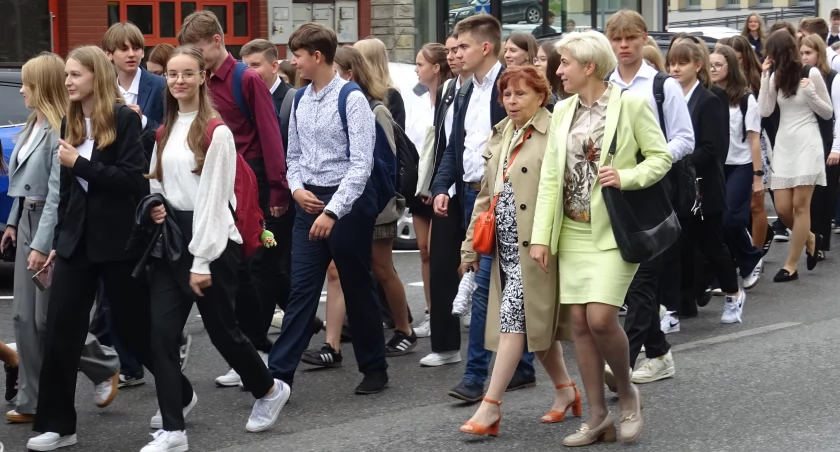 Uczniowie II LO w Dębicy mogą cieszyć się z odzyskania przez szkołę złotej tarczy.