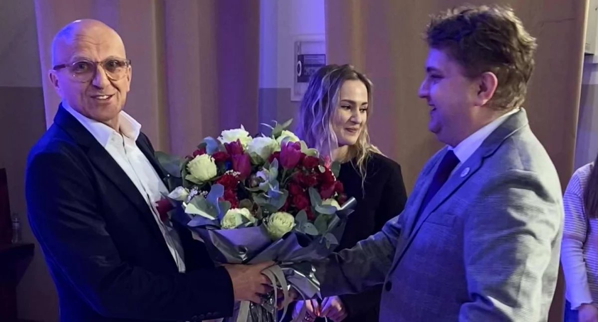 Robert Rozmus (z lewej) na zdjęciu z Natalią Świętoń (w środku) oraz kierownikiem Centrum Kultury i Czytelnictwa w Brzostku Bartłomiejem Ćwikłą.