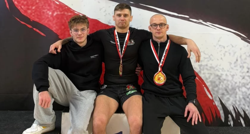 Od lewej: Piotr Maciołek z UFT Rzeszów oraz Marcin Blezień i Aleksander Drobot z BJJ Gryf Dębica.
