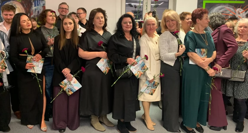Artyści uczestniczący w jubileuszowej Wystawie Środowiskowej Galerii Sztuki MOK.