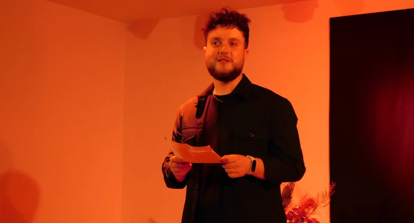 Duszą konkursu jest Bartosz Piechota. Fot. Tomasz Ratuszniak.