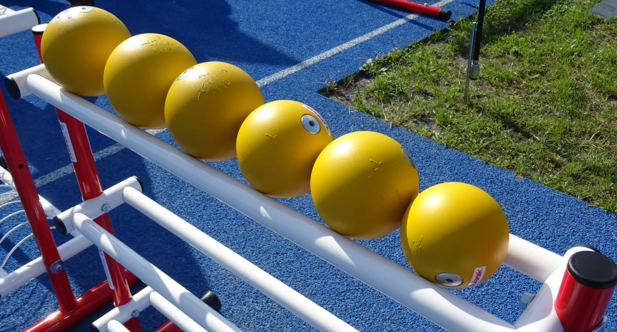 Sprzęt na stadion lekkoatletyczny będzie już wkrótce dowożony pojazdem elektrycznym.