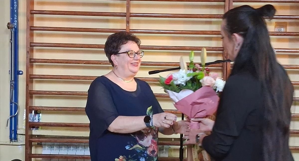 Dyrektor Szkoły Podstawowej nr 2 Dorota Piękoś (z lewej) nie może mieć powodów do zadowolenia. Zdjęcie: debica24.pl.