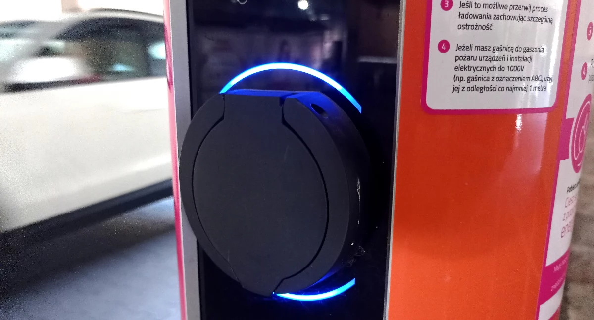 Na razie ładowarek szukać można choćby na parkingach pod galeriami handlowymi. 