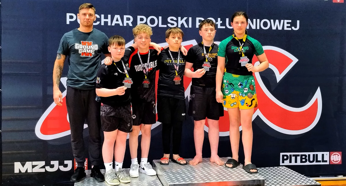 Reprezentacja BJJ Gryf Dębica z trenerem Marcinem Blezieniem.