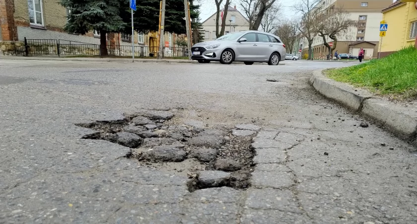 Na Czarnieckiego też przydałoby się naprawić asfalt. 