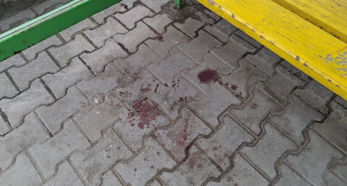 Jeszcze wczoraj na przystanku przy Krakowskiej widoczne były ślady po wydarzeniach z soboty. Zdjęcie: debica24.pl.