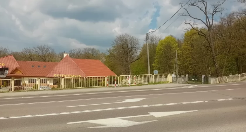 W Parkoszu fotoradar zamontowany był w pobliżu skrzyżowania z drogą gminną.