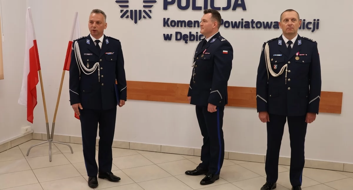 Na zdjęciu od lewej: nadkom. Tomasz Koba, podinsp. Maciej Gawryś - p.o. komendanta powiatowego policji oraz mł. insp. Rafał Jakubek - I zastępca komendanta powiatowego. Fot. KPP w Dębicy.