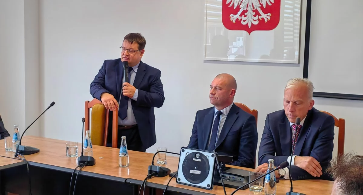 Fot. Przedstawiciele USK w Reszowie: rektor Uniwersytetu Rzeszowskiego Adam Reich oraz dyrektor Marcin Rusiniak ze starostą Piotrem Chęćkiem (w środku)