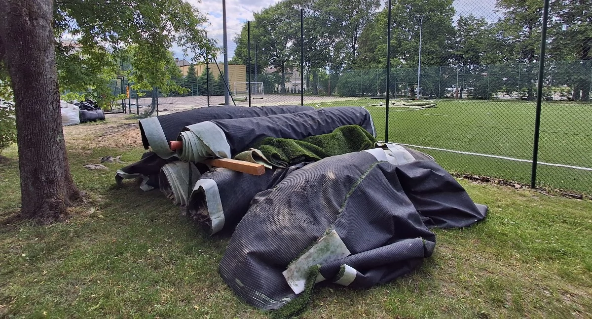 Inwestycje i remonty, Roboty trwają Boisko chcą otworzyć podczas wakacji - zdjęcie, fotografia