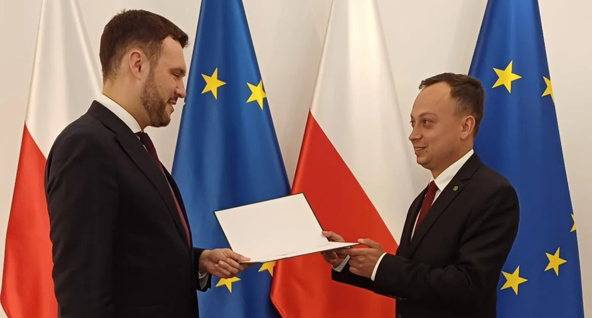 Podsekretarz stanu w Ministerstwie Rolnictwa i Rozwoju Wsi Adam Nowak (z lewej) podczas wręczenia nominacji Danielowi Wójcikowi. 