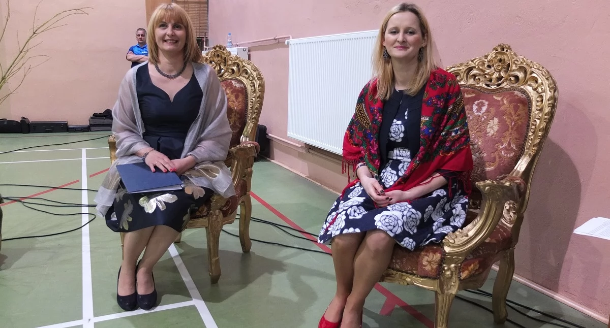 Na spotkanie zaprasza m.in. Elżbieta Drąg, dyrektor Wydziału Polityki Społecznej Urzędu Miejskiego w Dębicy (po lewej); obok Diana Wójcik, dyrektor Szkoły Podstawowej w Górze Motycznej. Fot. archiwum OL