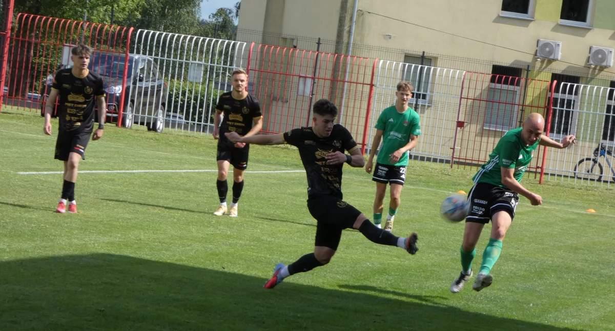 Legion Pilzno (czarne stroje) w ostatnim meczu sezonu pokonał Sokół Nisko 3:2.