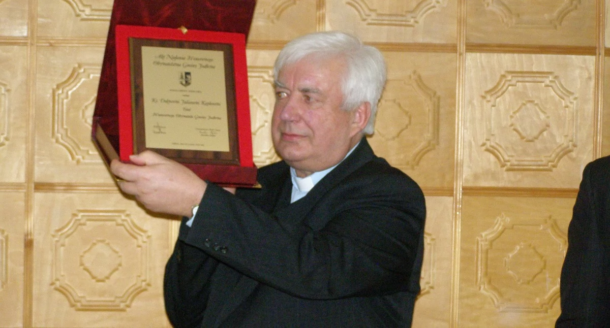 Ks. Julian Kapłon tuż po odebraniu tytułu Honorowego Obywatela Gminy Jodłowa. 
