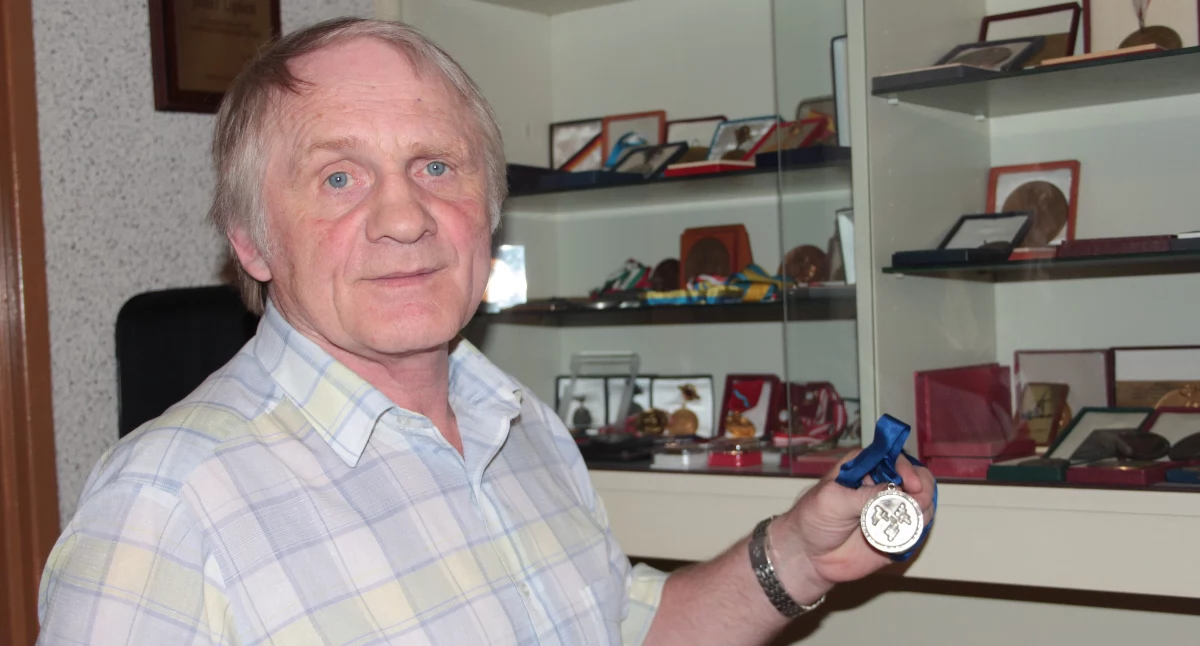Józef Lipień zgormadził pokaźną kolekcję medali. Wśród nich nie zabrakło tego olimpijskiego. Tu w 2012 roku w obiektywie Grzegorza Króla. 