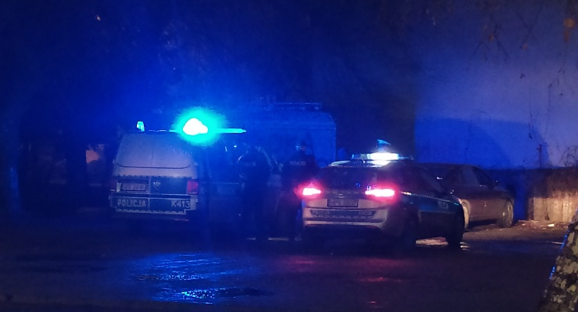 Na zdjęciu moment kontroli mężczyzny przy dębickim dworcu.
