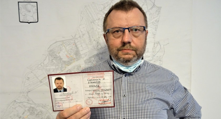 Wiesław Stanaszek pokazuje legitymację jakimi posługują się urzędnicy kontrolujący gospodarstwa domowe.