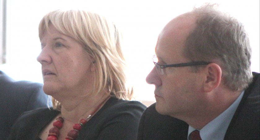 Wniosek o to, by projekt skierować do prac w komisjach złożyła radna Renata Barszcz. Na zdjęciu z burmistrzem Mariuszem Szewczykiem (fot. arch.)