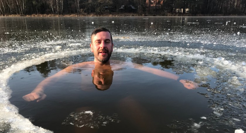Daniel Augustyn w wyrąbanym przez siebie przeręblu