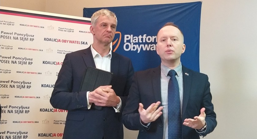 Poseł Paweł Poncyljusz (z lewej) oraz szef jego biura poselskiego i jednocześnie wiceprzewodniczący Platformy Obywatelskiej w powiecie dębickim Dominik Łazarz.