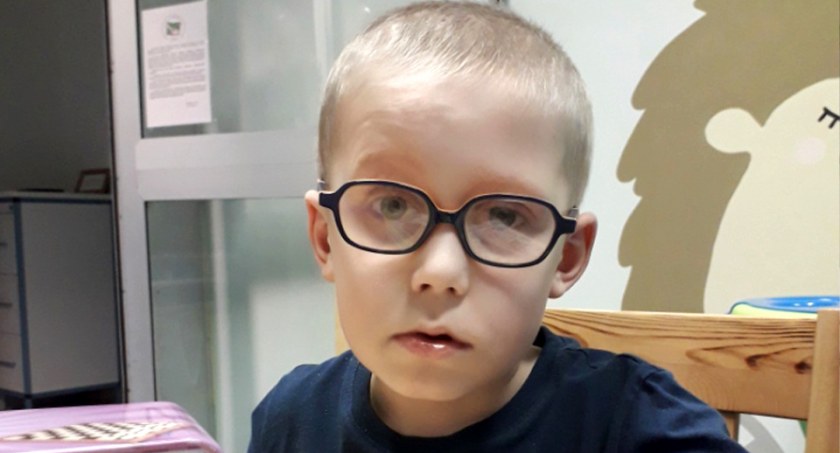 Dawid dzielnie znosi operacje i kolejne wizyty w szpitalach. Z chorobą radzić sobie musi już prawie dwa lata.