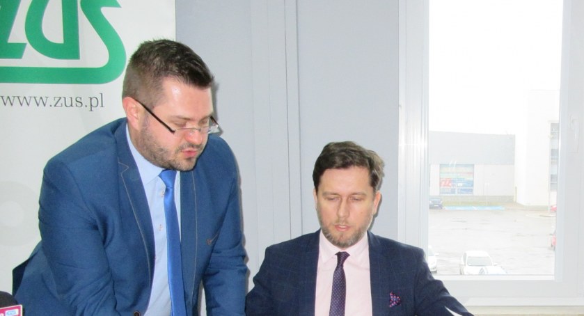Na zdjęciu rzecznik prasowy ZUS w Rzeszowie Wojciech Dyląg i kierownik Inspektoratu w Dębicy Krzysztof Madejczyk.