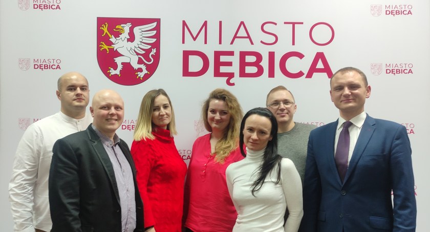 Stoją od lewej: Przemysław Sarna, Paweł Kędzior, Dorota Szczęch, Monika Zapart, Katarzyna Karasińska, Norbert Job, Paweł Hayn.