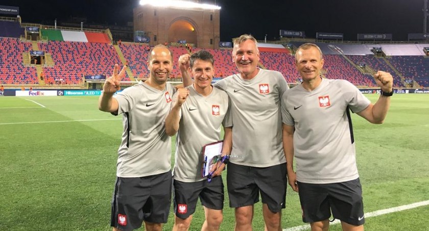 Mirosław Kalita (drugi od lewej) w sztabie szkoleniowym U-21. 
