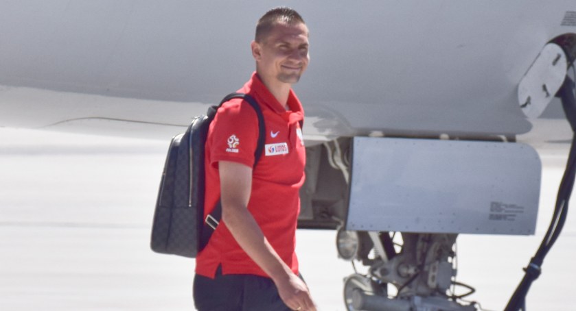 Artur Jędrzejczyk tuż przed wylotem z Jasionki do Poznania w czerwcu 2018 roku. To tam biało-czerwoni zagrali sparing z Chile. Później, już w Warszawie, ich rywalem była Litwa, a następnie on i cała kadra polecieli na Mistrzostwa Świata w Rosji. Fot. debica24.eu