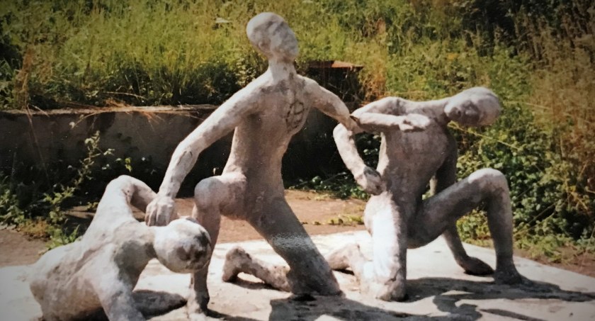 Poprzedni pomnik na miejscu mordu.