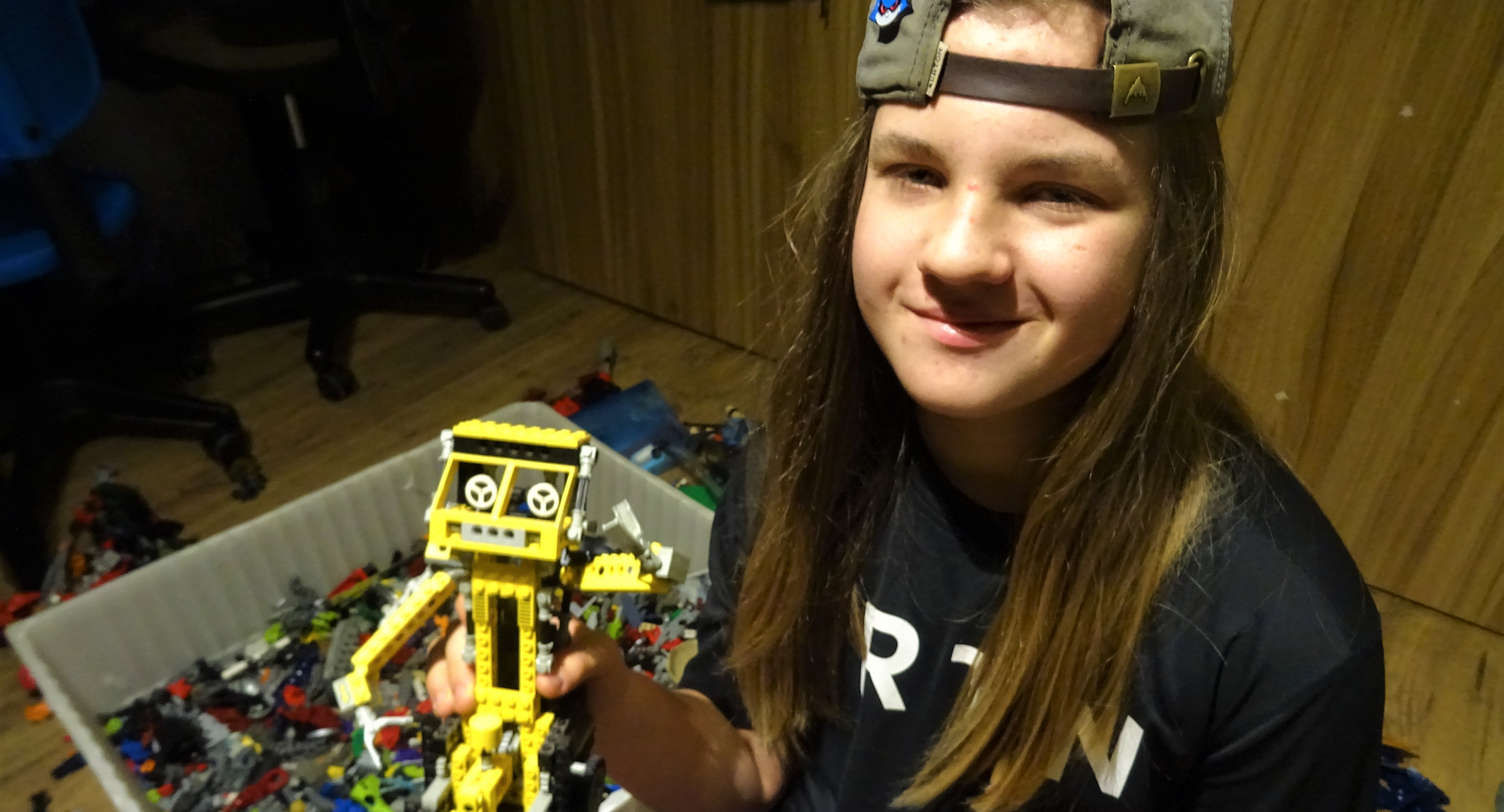 Robot zmieniający się w samochód, który trzyma Franek, produkowany był w latach osiemdziesiątych XX wieku.