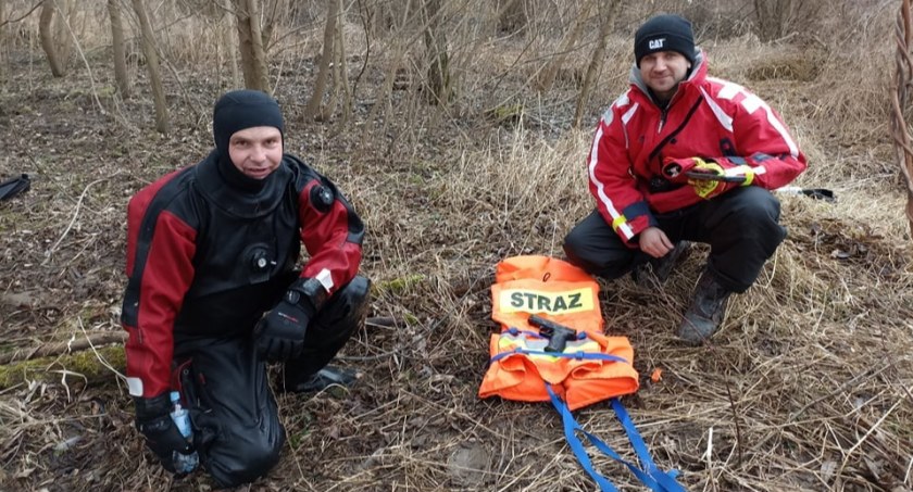 Strażacy z wyłowionym z dna Sanu pistoletem. Fot. OSP Stalowa Wola.