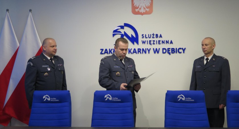 Na zdjęciu od lewej: ppłk Krzysztof Maźnicki, ppłk Norbert Gaweł oraz mjr  Krzysztof Miękisz. Fot. Zakład Karny w Dębicy.