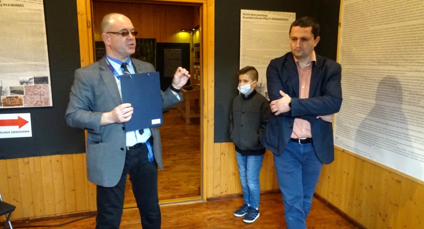 Po wystawach oprowadzał będzie Marian Matkowski, opiekun ekspozycji. Tu podczas zeszłorocznej Nocy Muzeów z Markiem Mikrutem, wicewójtem Gminy Dębica. 