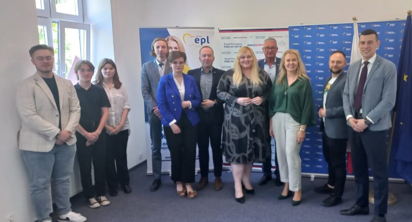 Na zdjęciu od lewej: Jakub Wróbel, Kacper Bijoś, Julia Rząsa, Dominik Turek, Aleksandra Żurek, Dominik Łazarz, Milena Kowalska, poseł Marek Rząsa, europosłanka Elżbieta Łukacijewska, Michał Jakubek i Marek Chludziński.