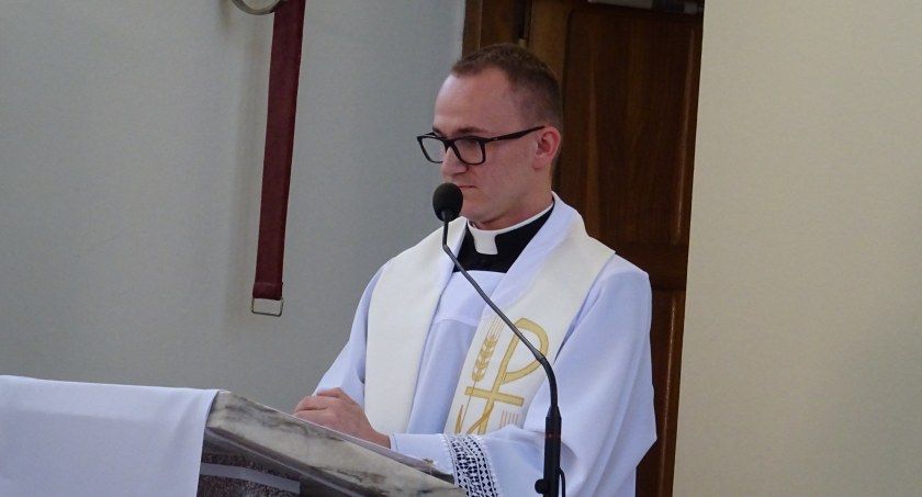 Ks. Mateusz Jaśkiewicz w kaplicy MB Nieustającej Pomocy w Głowaczowej.