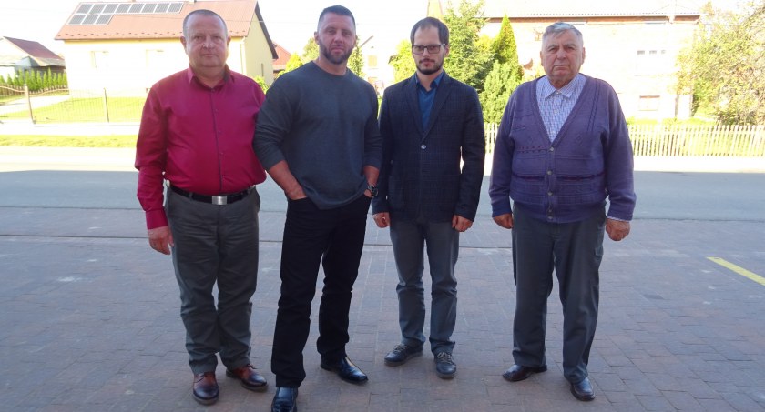 Amerykański żołnierz w poszukiwaniu rodziny zawitał też do Róży.
Od lewej stoją: Mirosław Kot, Corey Speck, Grzegorz Kozak i Stanisław Wilk.